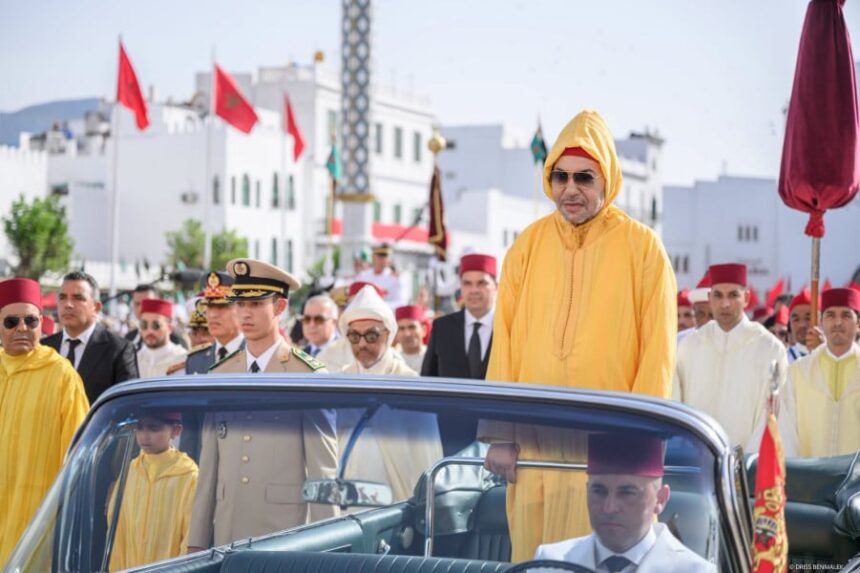 الملك محمد السادس يستعرض حرس الشرف في حفل الولاء.