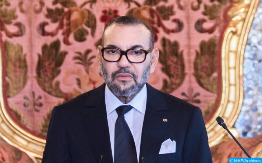 الملك محمد السادس يلقي خطابًا رسميًا ببدلة أنيقة.