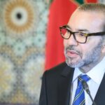 الملك محمد السادس يلقي خطاباً من منصة.