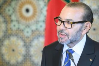الملك محمد السادس يلقي خطاباً من منصة.