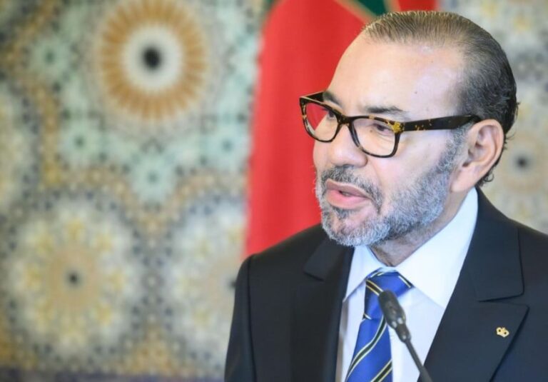الملك محمد السادس يلقي خطاباً من منصة.