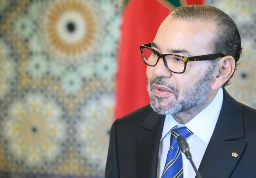 الملك محمد السادس يلقي خطاباً من منصة.