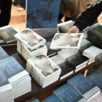 نساء يتصفحن كتبًا في مكتبة، الأدب الكوري.