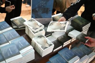 نساء يتصفحن كتبًا في مكتبة، الأدب الكوري.
