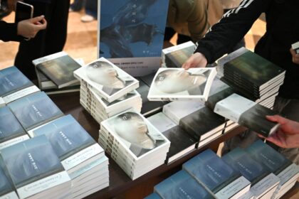 نساء يتصفحن كتبًا في مكتبة، الأدب الكوري.