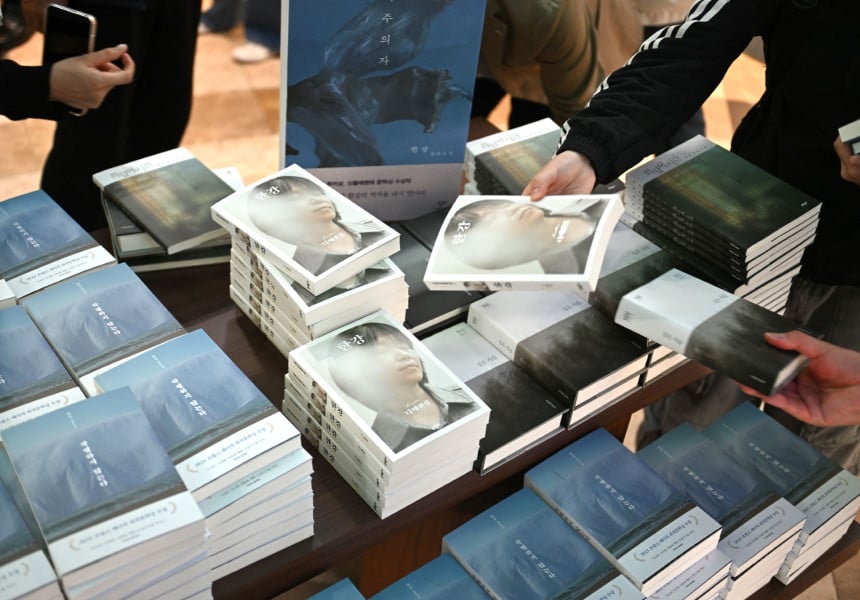 نساء يتصفحن كتبًا في مكتبة، الأدب الكوري.