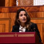 ليلى بنعلي تتحدث في اجتماع.