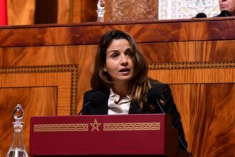 ليلى بنعلي تتحدث في اجتماع.