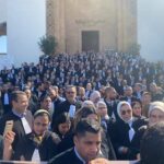 مجموعة من المحامين يرتدون أزياء رسمية.