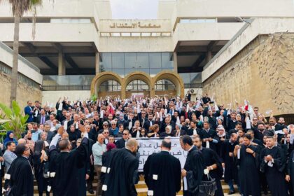محامون يرتدون الزي الرسمي أمام مبنى المحكمة