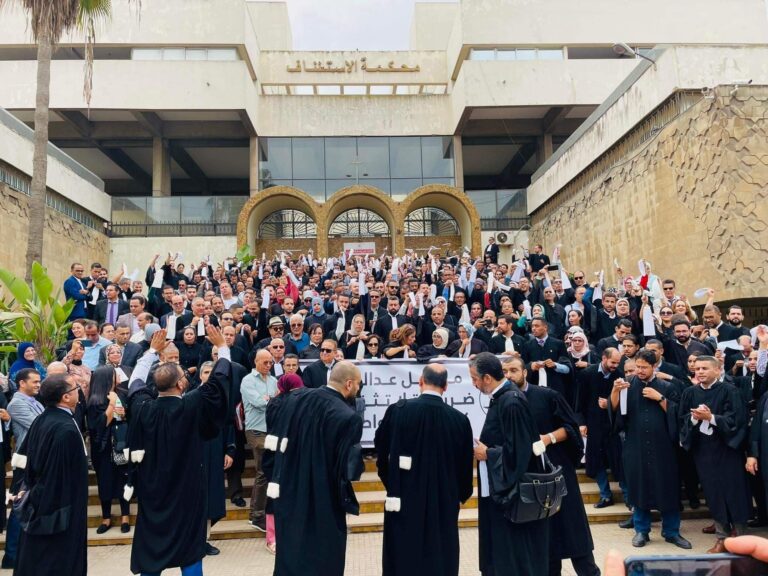 محامون يرتدون الزي الرسمي أمام مبنى المحكمة