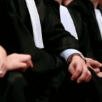 أيدي محامين متشابكة ترمز للتضامن والوحدة