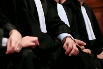 أيدي محامين متشابكة ترمز للتضامن والوحدة