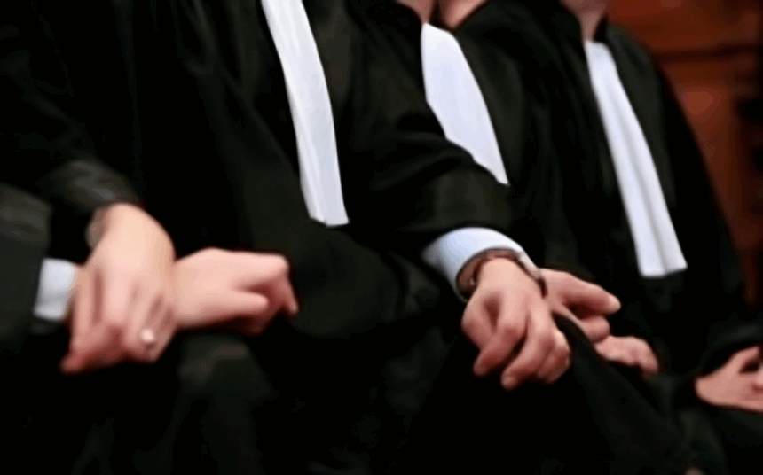 أيدي محامين متشابكة ترمز للتضامن والوحدة