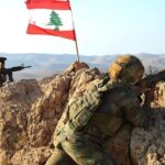 جنديان لبنانيان مدربان يقفان خلف الصخور