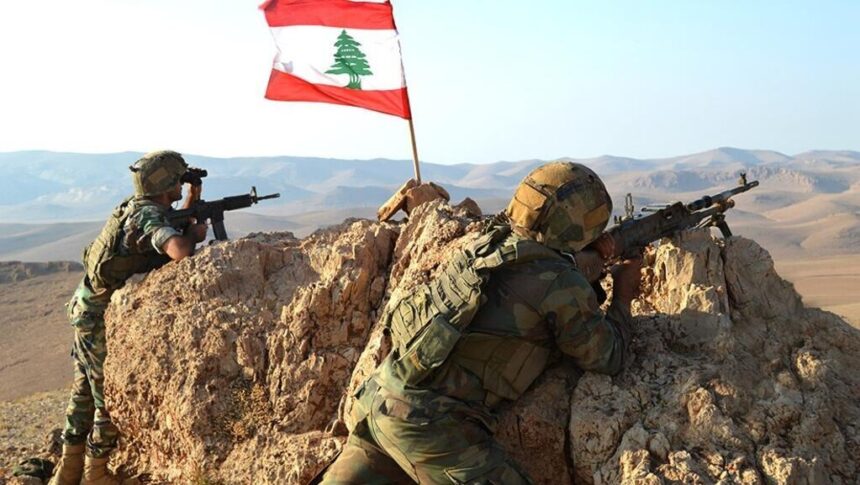 جنديان لبنانيان مدربان يقفان خلف الصخور