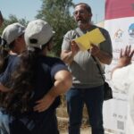 رجل يحمل قائمة الدول ينظر إلى لوحة