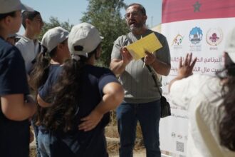 رجل يحمل قائمة الدول ينظر إلى لوحة