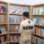 رجل ينظر إلى كتاب