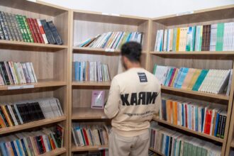 رجل ينظر إلى كتاب