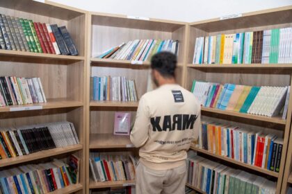 رجل ينظر إلى كتاب