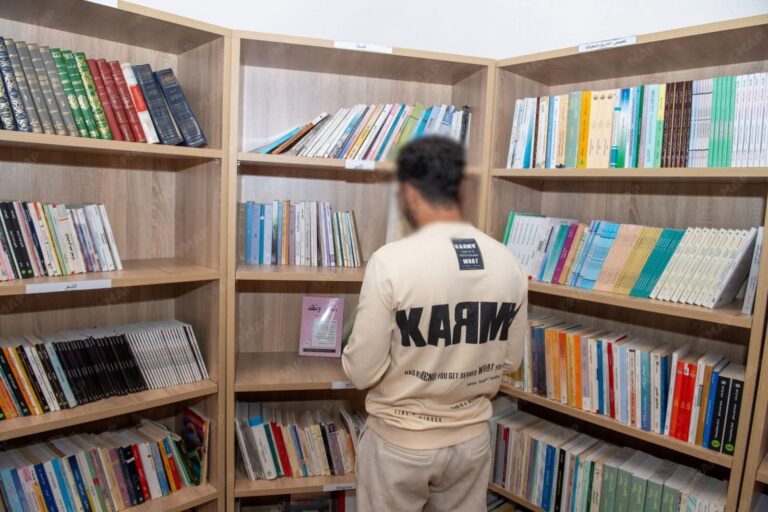 رجل ينظر إلى كتاب