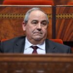 رجل يجلس بجدية في قاعة اجتماعات