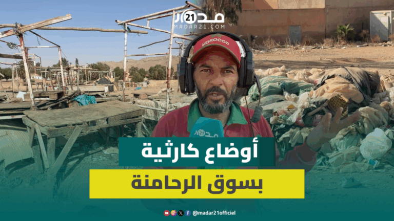 رجل يشاهد الأخبار عن فوضى وسوء تدبير اللحوم في الأسواق