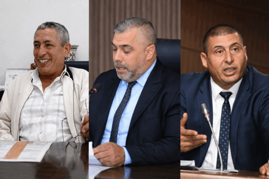 ثلاثة رجال أعمال يتحدثون إلى الميكروفونات ويحملون وثائق