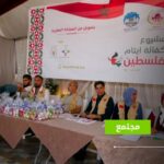 رجال يرتدون سترات على الطاولة في اجتماع