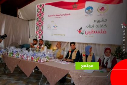 رجال يرتدون سترات على الطاولة في اجتماع