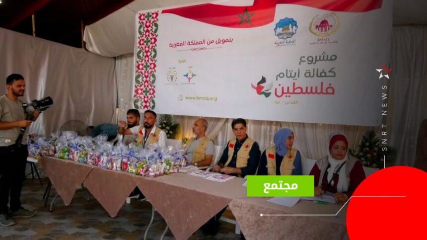 رجال يرتدون سترات على الطاولة في اجتماع