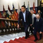 مجموعة من الصحفيين والمصورين يغادرون معرضًا برفقة مينديز