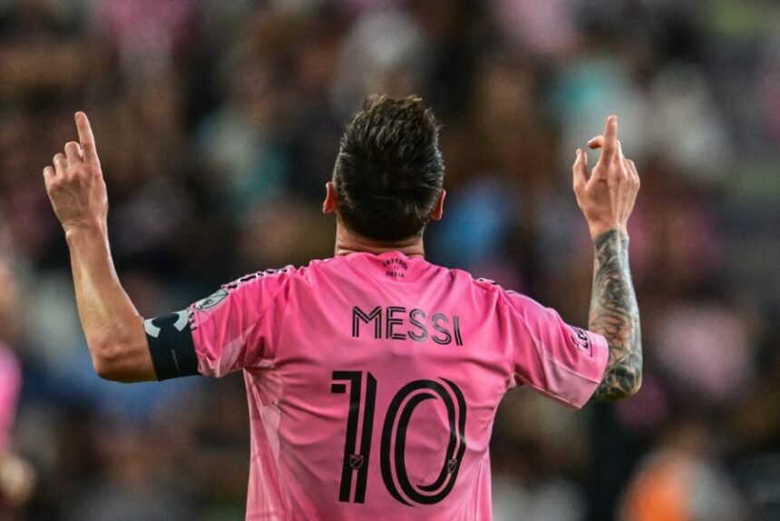 ميسي بقميص إنتر ميامي الوردي يحتفل في الملعب