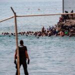 مهاجرون غير نظاميين قرب صخور شاطئ سبتة