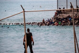 مهاجرون غير نظاميين قرب صخور شاطئ سبتة