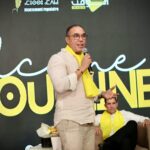 محمد أوزين يتحدث في مؤتمر صحفي مع ميكروفون