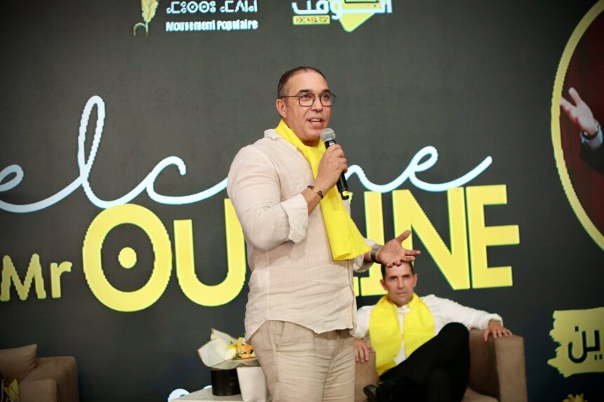 محمد أوزين يتحدث في مؤتمر صحفي مع ميكروفون