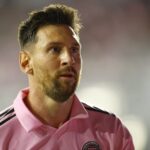 صورة لمحمد صلاح يحتفل بهدفه الأول في مباراة ليفربول وهيدرسفيلد تاون.