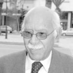 الكاتب محمد السرغيني ببدلة رسمية.