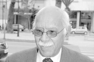 الكاتب محمد السرغيني ببدلة رسمية.