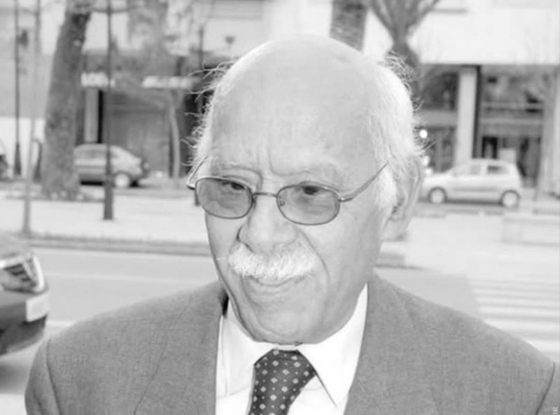 الكاتب محمد السرغيني ببدلة رسمية.