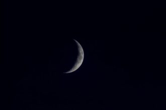 صورة للقمر في سماء داكنة