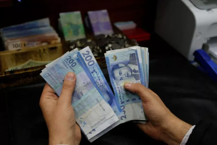 أوراق نقدية مغربية من فئة 200 و 100 درهم