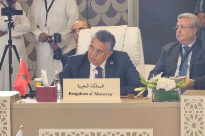 وزير مغربي يتحدث في اجتماع بخصوص القدس.