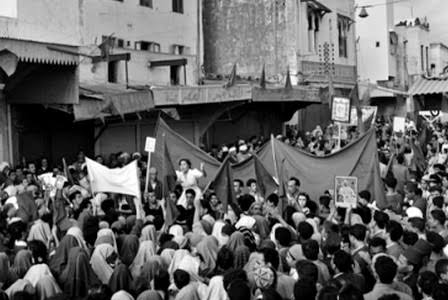 متظاهرون مغاربة يحملون لافتات خلال مظاهرة تاريخية