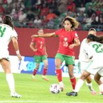 لاعبات المنتخب المغربي لكرة القدم النسوية في مباراة حاسمة.