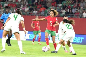 لاعبات المنتخب المغربي لكرة القدم النسوية في مباراة حاسمة.
