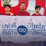 مجموعة من الشباب المغاربة يبتسمون بفخر