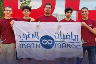 مجموعة من الشباب المغاربة يبتسمون بفخر